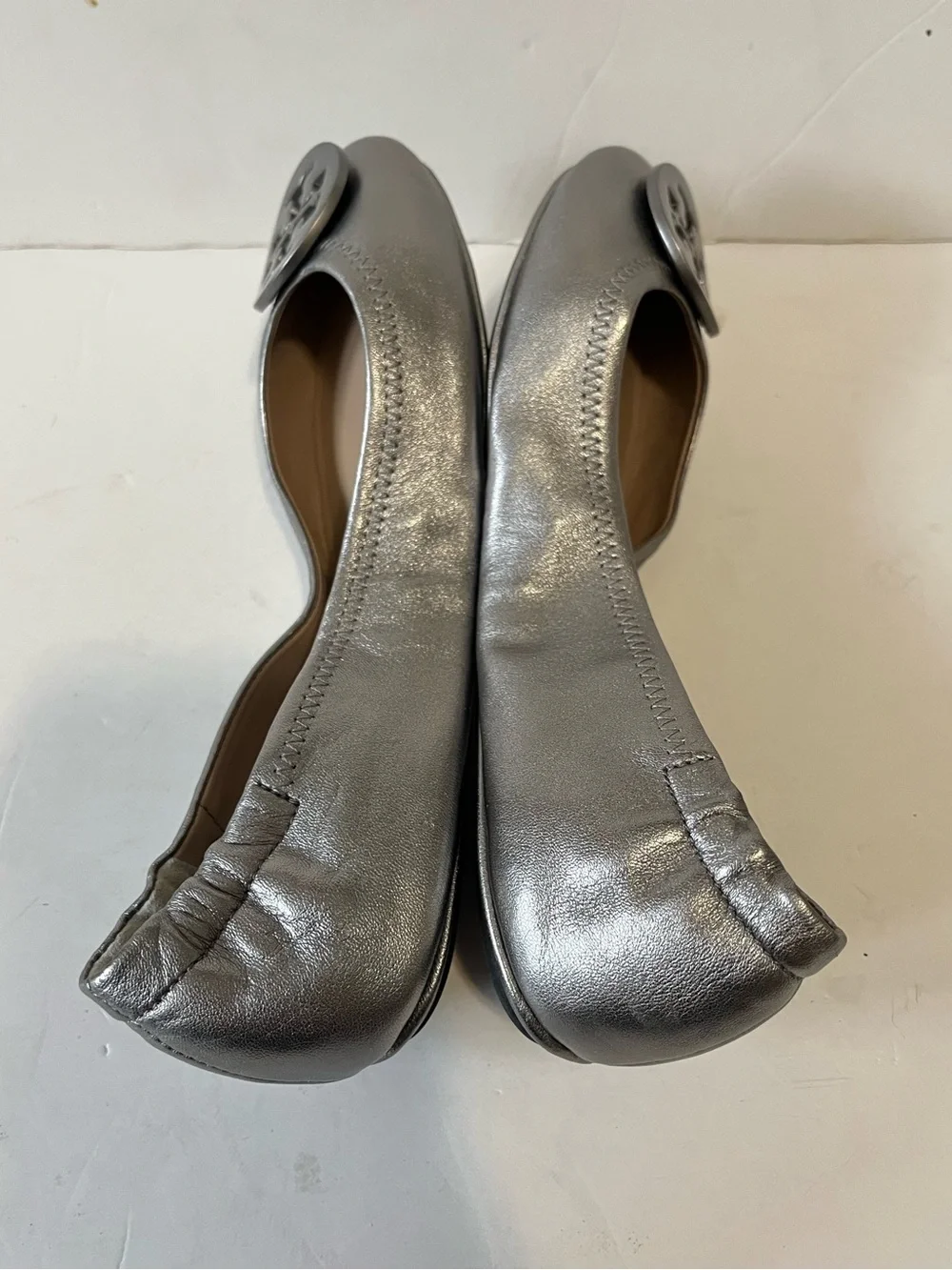 Tory Burch Silver Leather Logo Round-Toe Ballet Flats size 7.5M